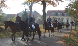 Ausreitgruppe im Dorf